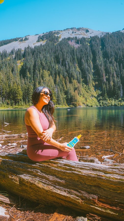 Instagram post by @thewanderingqueen for Australian Gold. Caption reads: [...] hiking essentials!

I like to use....