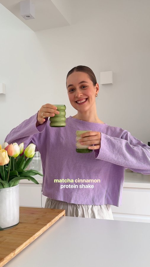 Instagram post by @franziskaschoebel for foodspring. Caption reads: Anzeige Matcha 🍵 Cinnamon Protein Shake ✨ (as a....