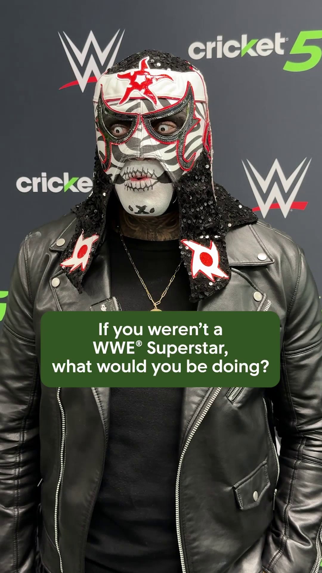 Instagram post by @penta_zero_miedo for Cricket Wireless. Caption reads: Penta gave us cero miedo! 🤟

#wwe #wwefans....