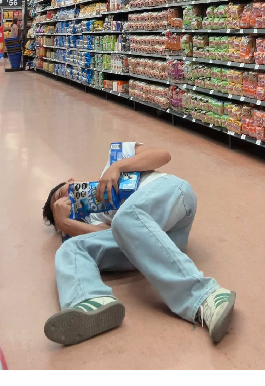 TikTok post by @isaacenc for Oreo. Caption reads: Oreo NO TE VAYAS!, llévame contigo por favor....