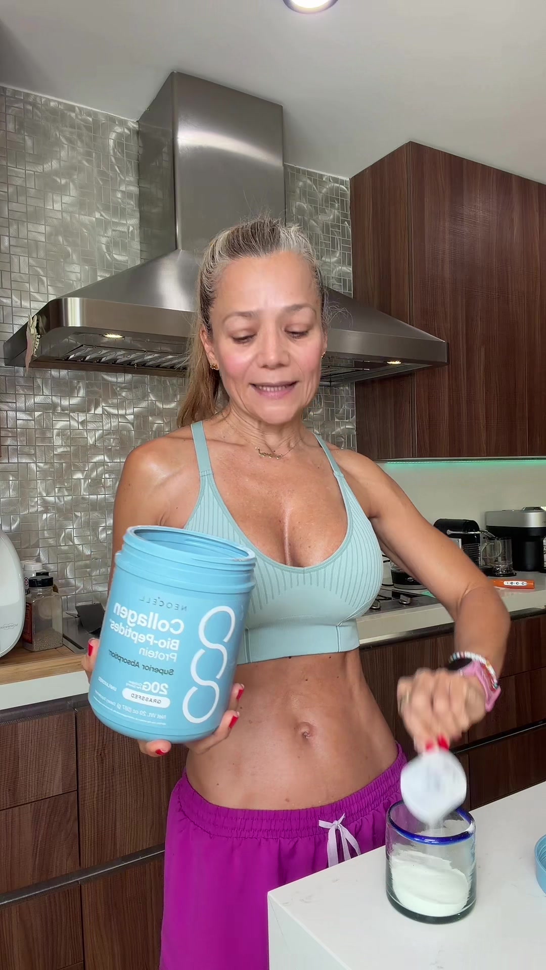 TikTok post by @abue.fit for NeoCell. Caption reads: Colageno con 18g de proteina @NeoCell Collagen....