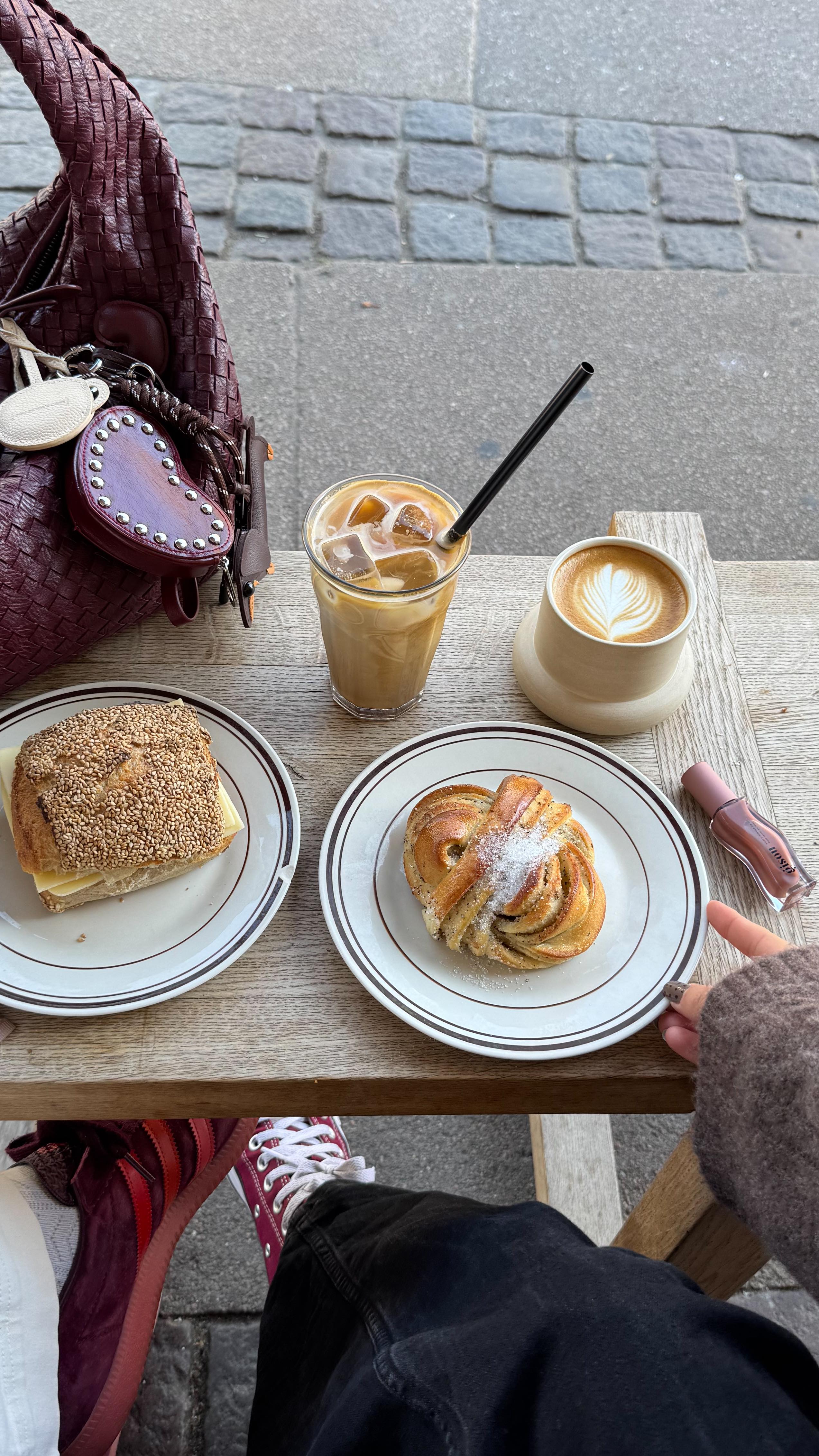 Instagram post by an influencer for NEW YORKER Fashion. Caption reads: [...] fall collection 🍁🤎🍂 #newyorkerfashion....