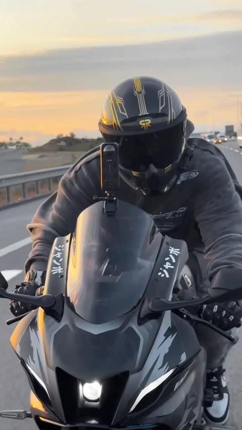 Instagram post by @jumboobike for Ruroc. Caption reads: Dikiz aynasında böyle bir manzara… #yamaha #r7....