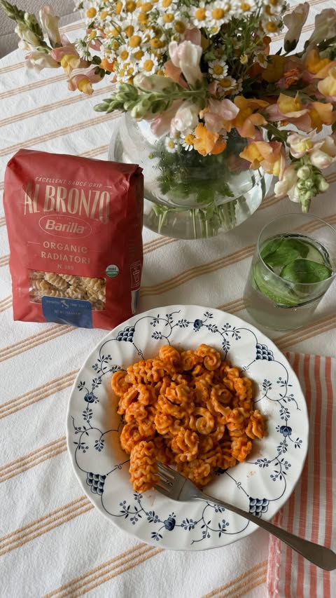Instagram post by @itsmelmiller for Barilla. Caption reads: [...] for my fellow sauce lovers Al Bronzo by....