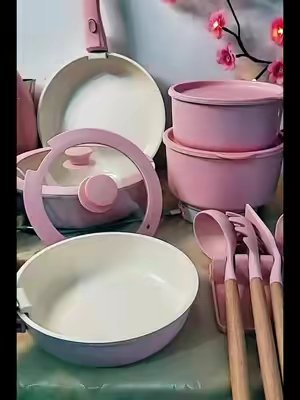 TikTok post by @soniaebaires for Astercook. Caption reads: ASTERCOOK Set de sartenes antiadherentes con [...].
