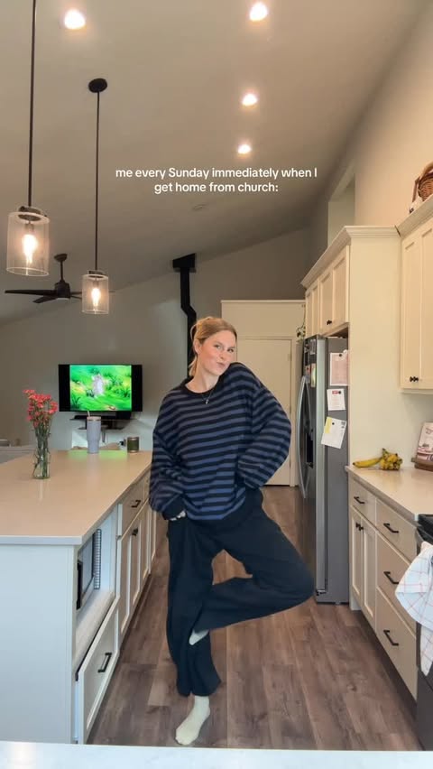 Instagram post by @itscassidy.lynn for Aerie. Caption reads: So much better … 😌 @aerie #cozyoutfit #sweatpants....