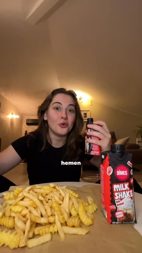 Instagram post by @caglayavz for DİMES Club. Caption reads: [...] çocukluğuma ışınlayan o ikili! 🖤🍟....