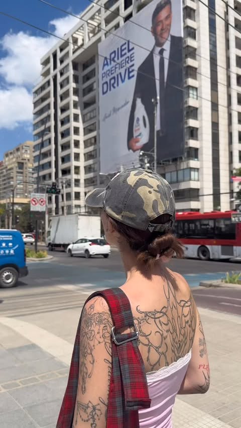 Instagram post by @ellaesmanuela for Drive Chile. Caption reads: ???? @drivechile #ArielPrefiereDrive #publicidad.