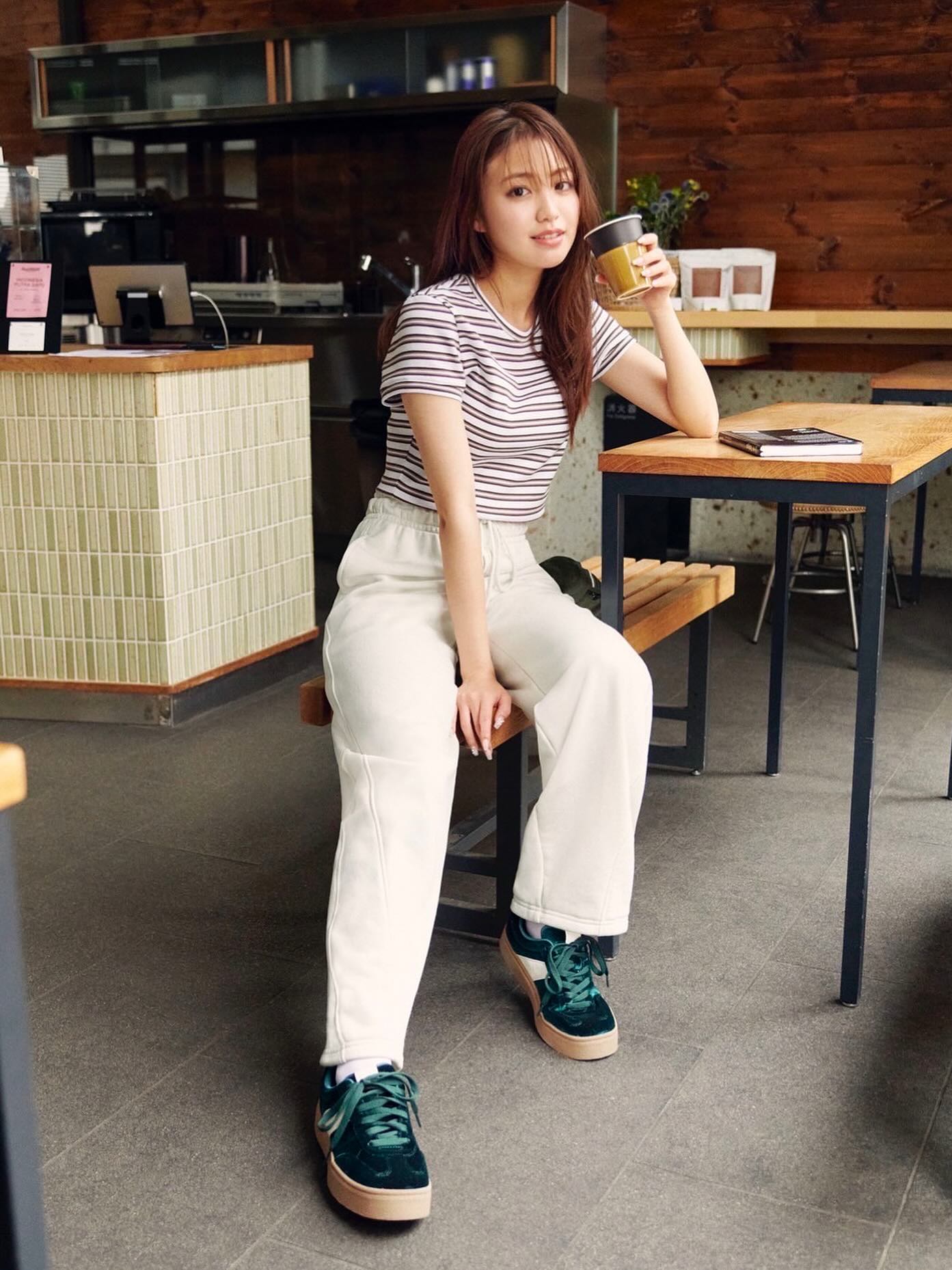 Instagram post by @kanon420_official for GU. Caption reads: 旅行をテーマにGUのコーデで撮影してきました〜✈️
オールシーズン着ることができて動きやすい素材なの....