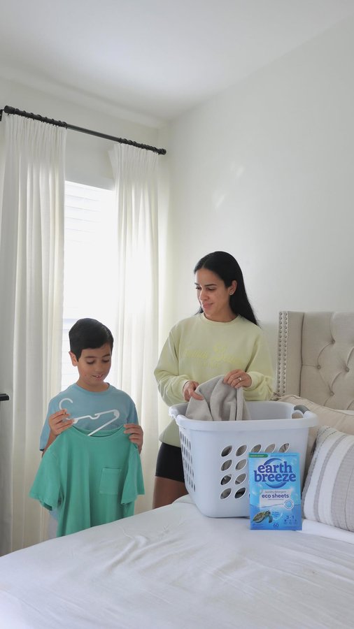 Instagram post by @elenmarri for Earth Breeze. Caption reads: .