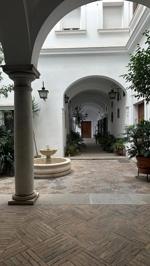 Instagram post by @valerialborghetti for Wizz Air. Caption reads: [...] lungo in una nuova città 🍊
Thanks to....