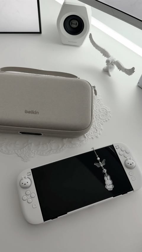 Instagram post by @risascloud for Belkin. Caption reads: [...] charcoal, pistachio + sand 🤍 gifted by....