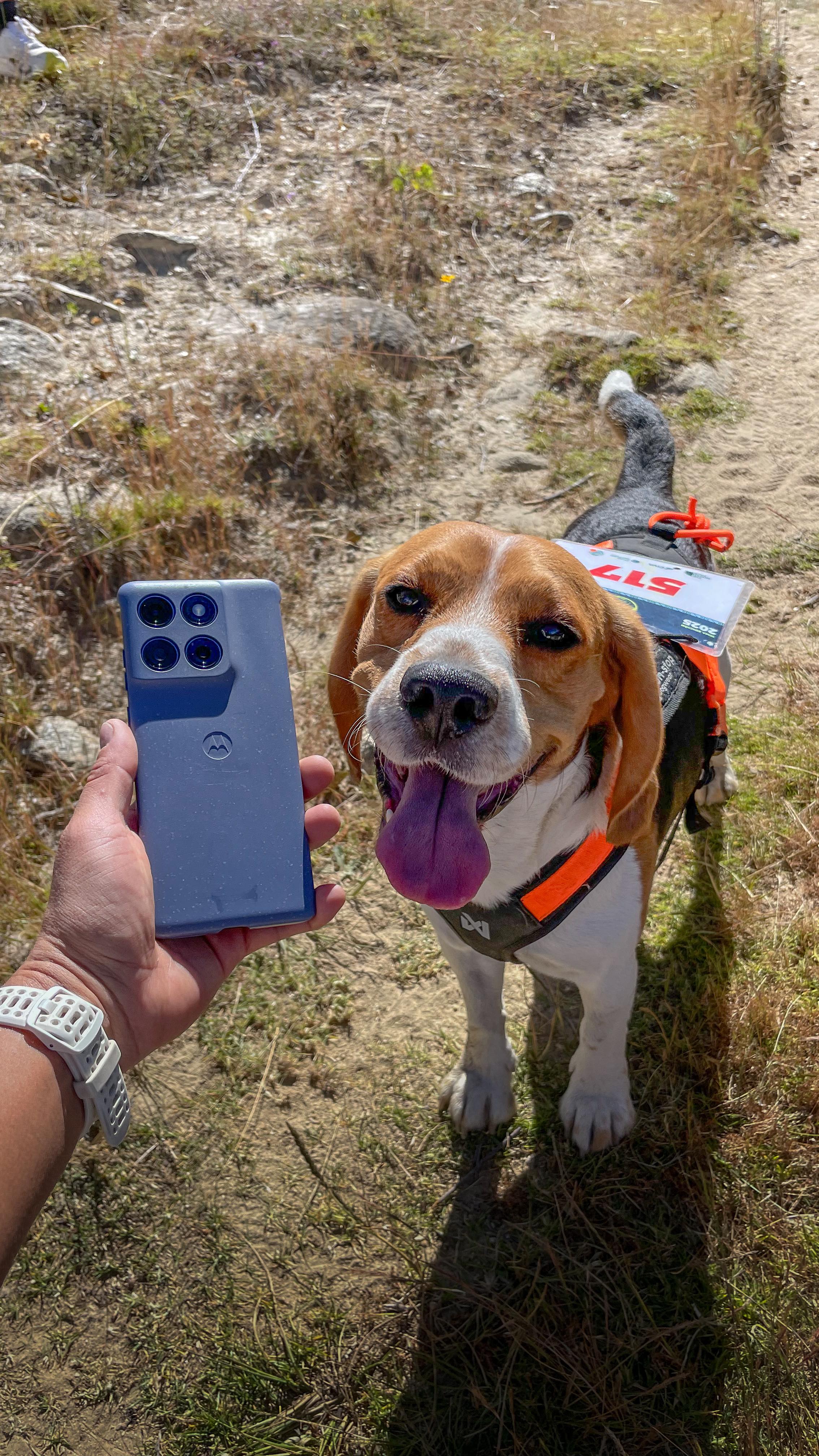 Instagram post by @arnoldramosn for Motorola. Caption reads: Dicen que para vivir aventuras reales, necesitas....