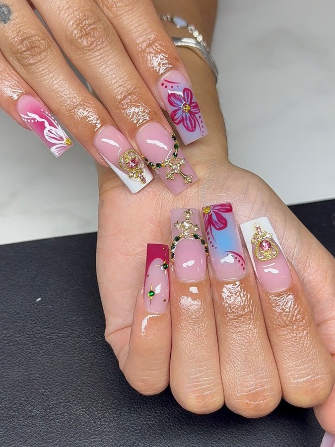 Instagram post by @nailssbyykiaraa for Bluestreak Crystals. Caption reads: Love me a creative set 🤏🏽✨

@bluestreakcrystals....