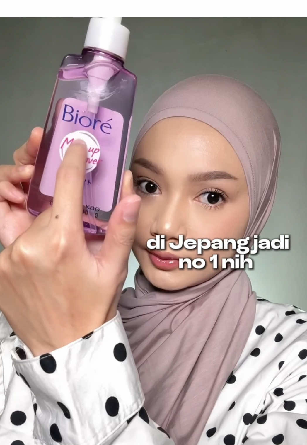 TikTok post by @aisyahathayaaa for Bioré. Caption reads: [...] mempermudah hidup = hapus makeup pakai....