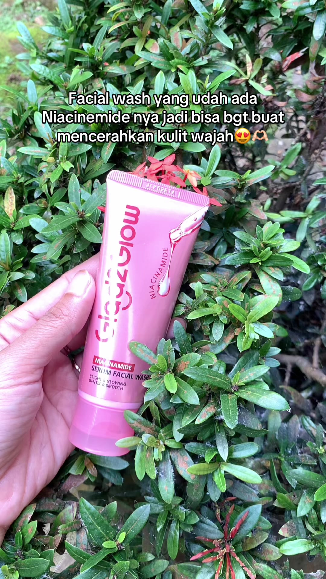 TikTok post by @reyaniepratama for Glad2Glow Indonesia. Caption reads: #glad2glow #glad2glowniacinemidefacialwash....
