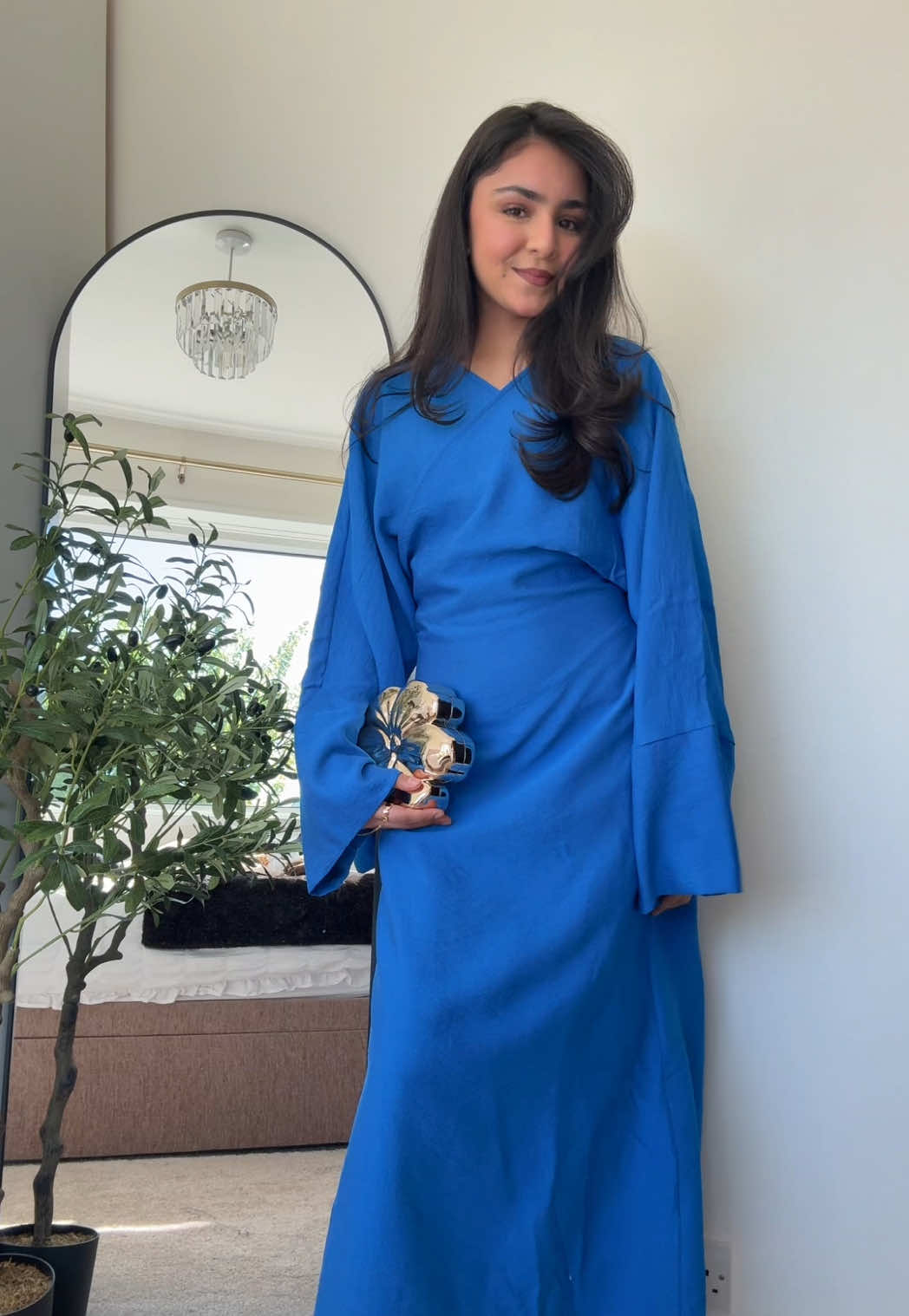 TikTok post by @iitszainabb for emlavish. Caption reads: [...] 🤩🤩 #modestfashion #modestdress #emlavish....