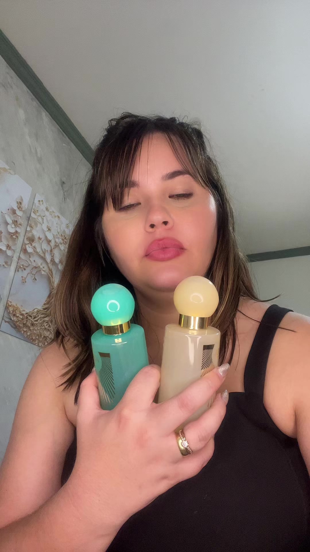 TikTok post by @vanessaoficialalmeida for Aura Beauty Club. Caption reads: #promocao #hidratante #dica #perfume #publi @AURA....