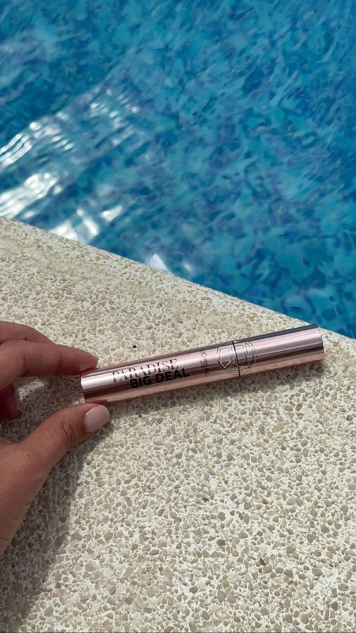 Instagram post by @claudia.martinez for L'Oréal Paris. Caption reads: *embajadora. Ni maquillándome con tan poco arte....