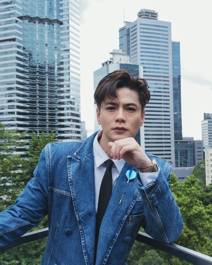 Instagram post by @lawhimmm for FARFETCH. Caption reads: 心心等爸爸放工❤️

@farfetch #Withfarfetch 
@romeohunte....