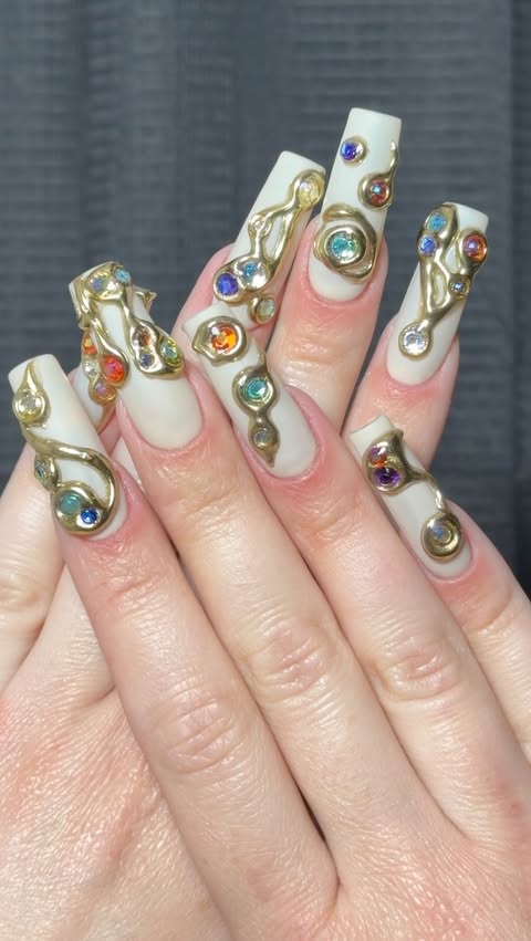 Instagram post by an influencer for Glitch Beauty. Caption reads: Nouveaux ongles ! @glitchbeauty @shoplilicreuk....