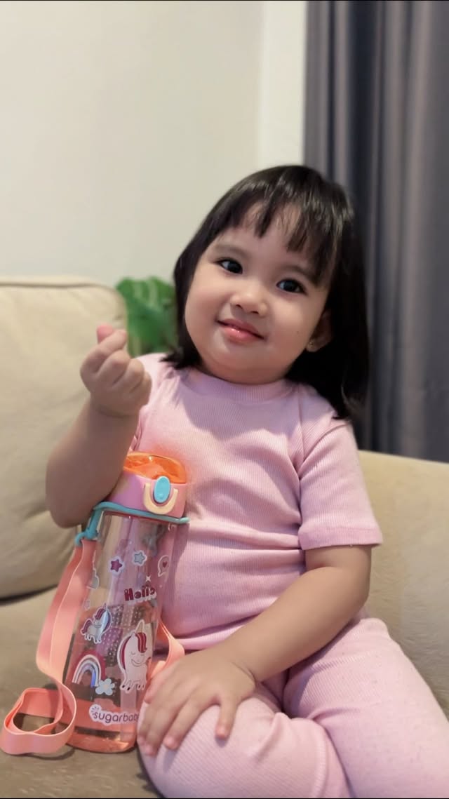 Instagram post by @gwynamira for Sugarbaby Indonesia. Caption reads: Botol minum andalan Kajsa, yg bikin semangat....