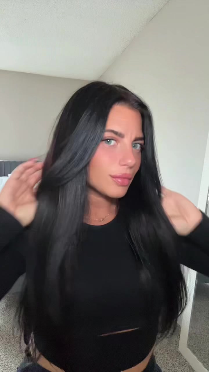 TikTok post by @sarah.x3_ for Sunny Hair. Caption reads: Installation on @sunnyhairofficial 22” tape in....