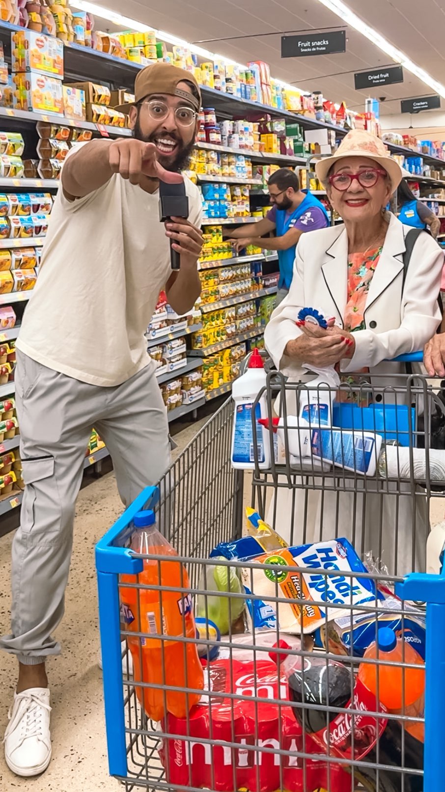 Instagram post by @eltipoofficial for Walmartpr. Caption reads: Lucha Contra El Hambre....