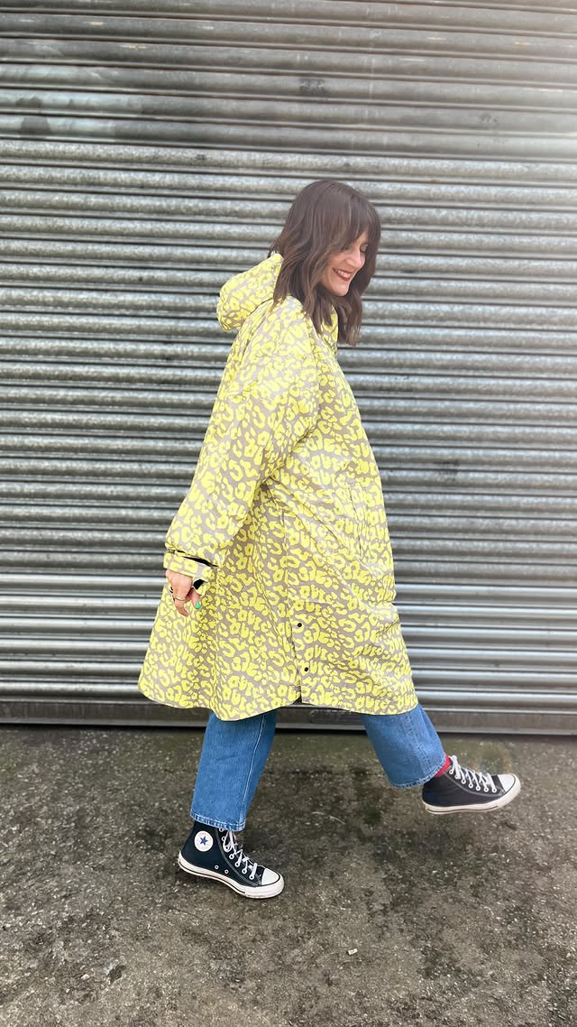 Instagram post by an influencer for VIVI MARI. Caption reads: [...] this amazing raincoat from @vivimariofficial....