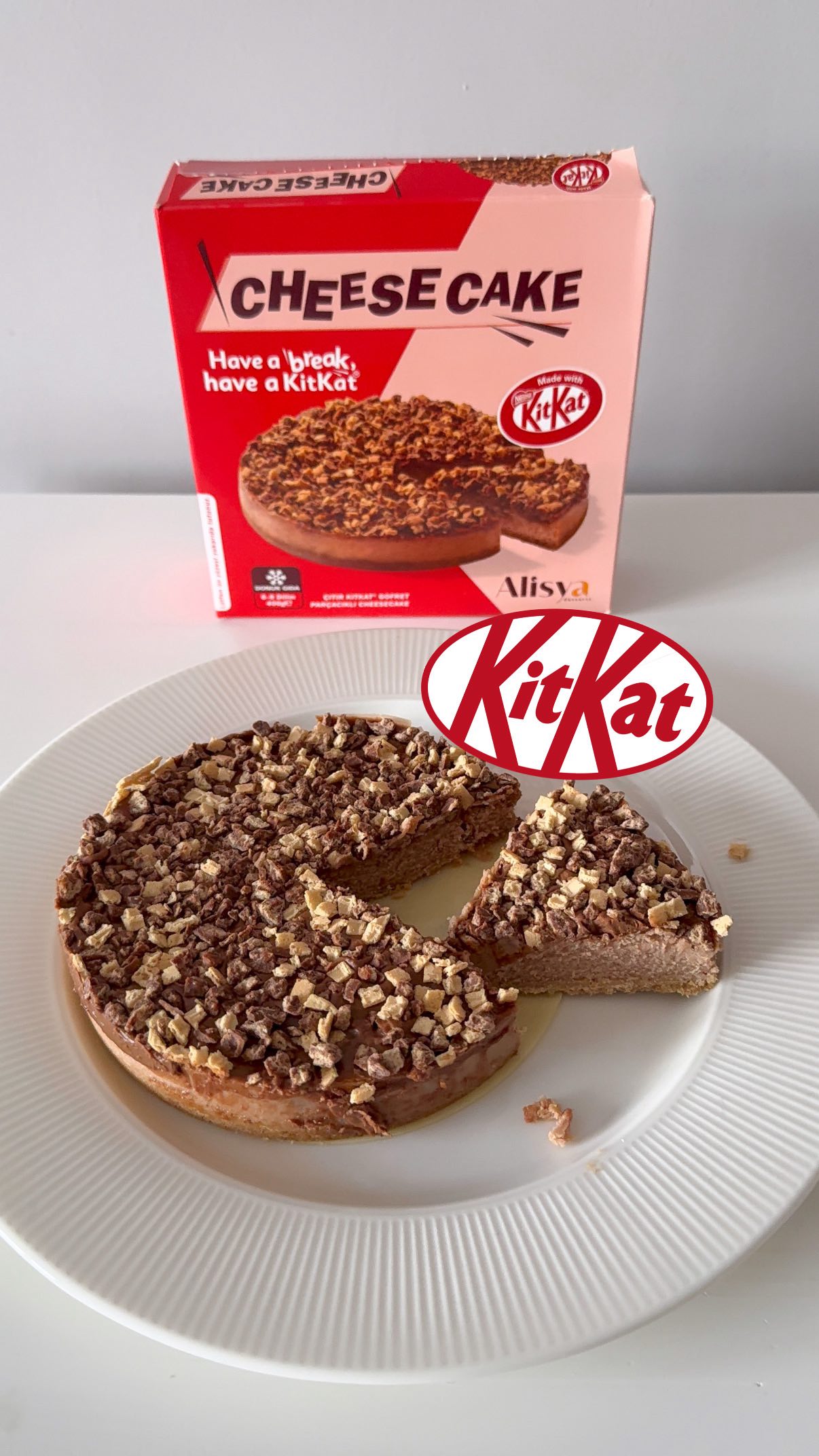 Instagram post by @lezzetariyorum for KitKat. Caption reads: Alisya KitKat’lı Cheesecake❤️

Üzeri çıtır çıtır....