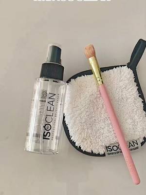 TikTok post by @ella2025_00 for ISOCLEAN. Caption reads: #isoclean #makeupbrushes [...].
