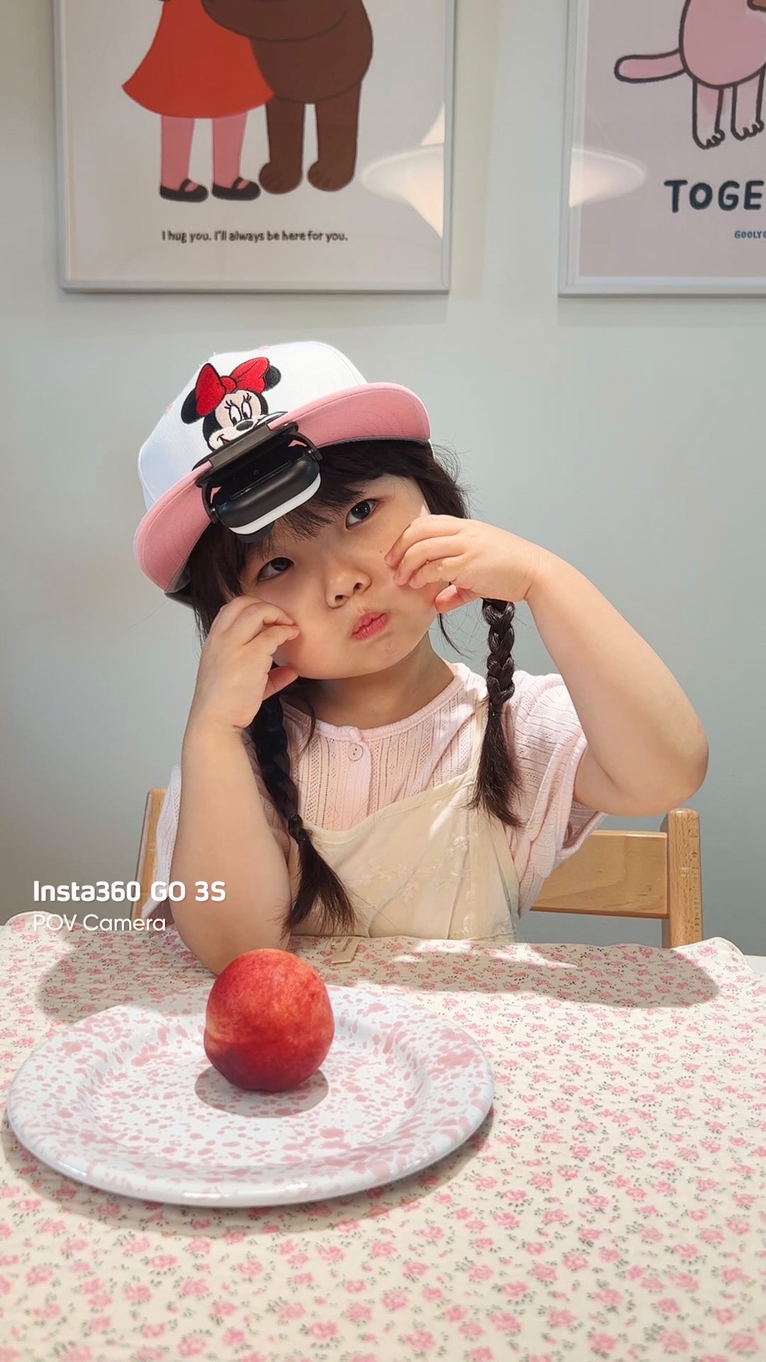 Instagram post by @insta360kr for Insta360. Caption reads: #광고 두 볼 가득 복숭아 🍑
복숭아를 너무 사랑하는 은우, 사랑스럽게 먹는 모습까지 다....