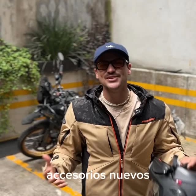Instagram post by @armin.holguin for Coppel. Caption reads: Las buenas decisiones en la
Moto empiezan desde te....