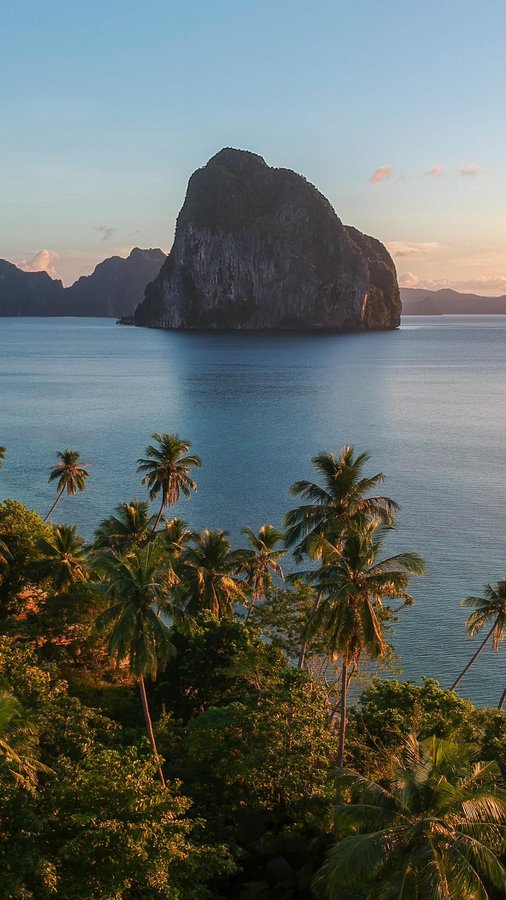 Instagram post by @nicko.stark for Discover Earth. Caption reads: Hello from El Nido, Palawan, Philippines 🏝️

Book....