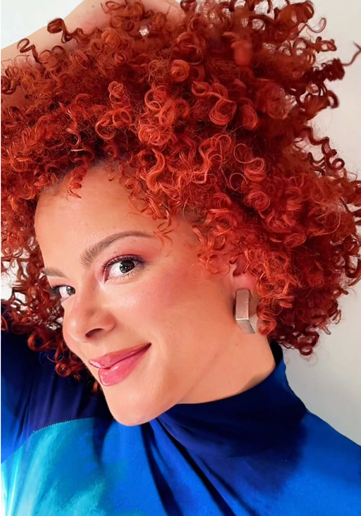 TikTok post by @travelingwithjessica for KISS Colors & Care. Caption reads: [...] Brush + Fluff Foam from the new KISS Colors....
