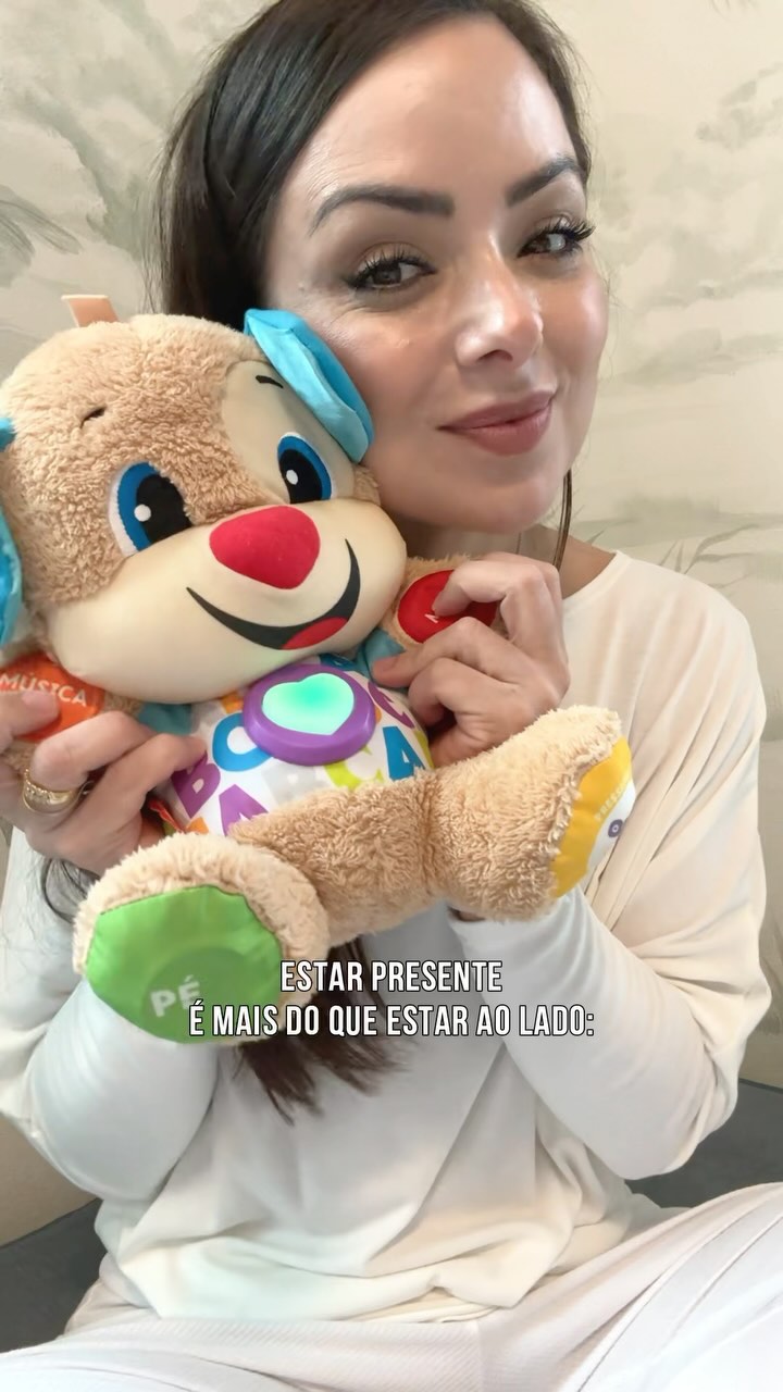 Instagram post by @flaviacalina for Fisher-Price. Caption reads: Desde o nascimento da Vivi, a @fisherprice tem....