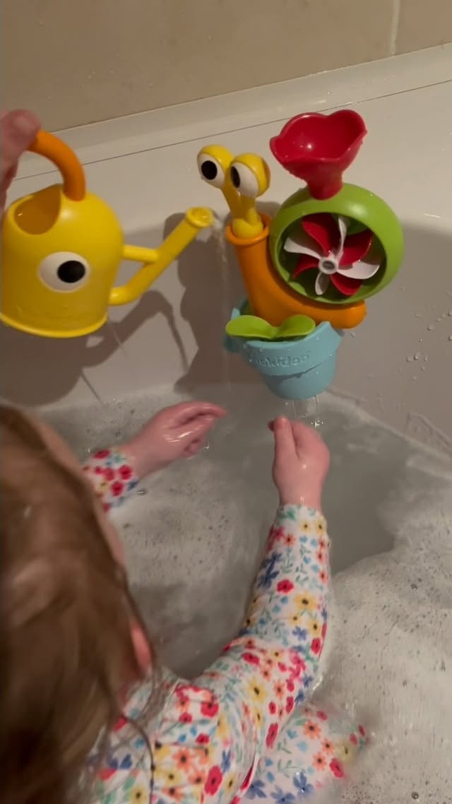 Instagram post by @kateandthelittlehobbits for Yookidoo. Caption reads: [...] 🐌

AD Pop up water snail from....