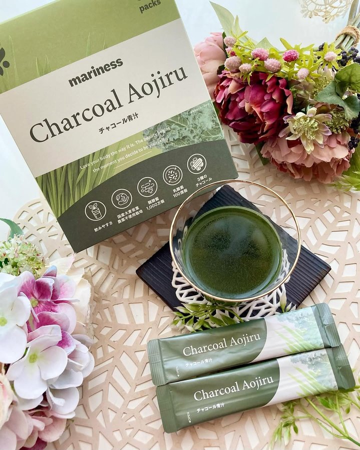 Instagram post by @yuchan.827 for Us Focus Corporation. Caption reads: .
.
.
@mariness_official
（マリネス）
新商品 『チャコール青汁』....