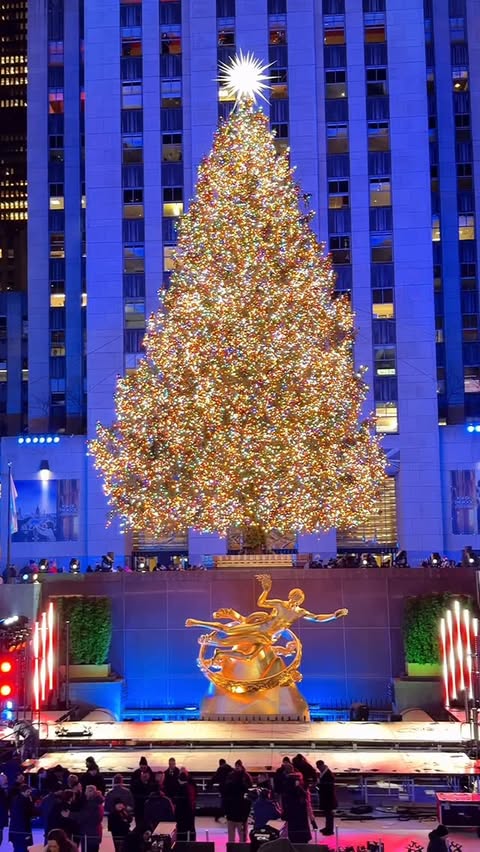 Instagram post by @mickmicknyc for Hersheyland. Caption reads: Back by popular demand 🎄❤️💚
Here’s the clearer....