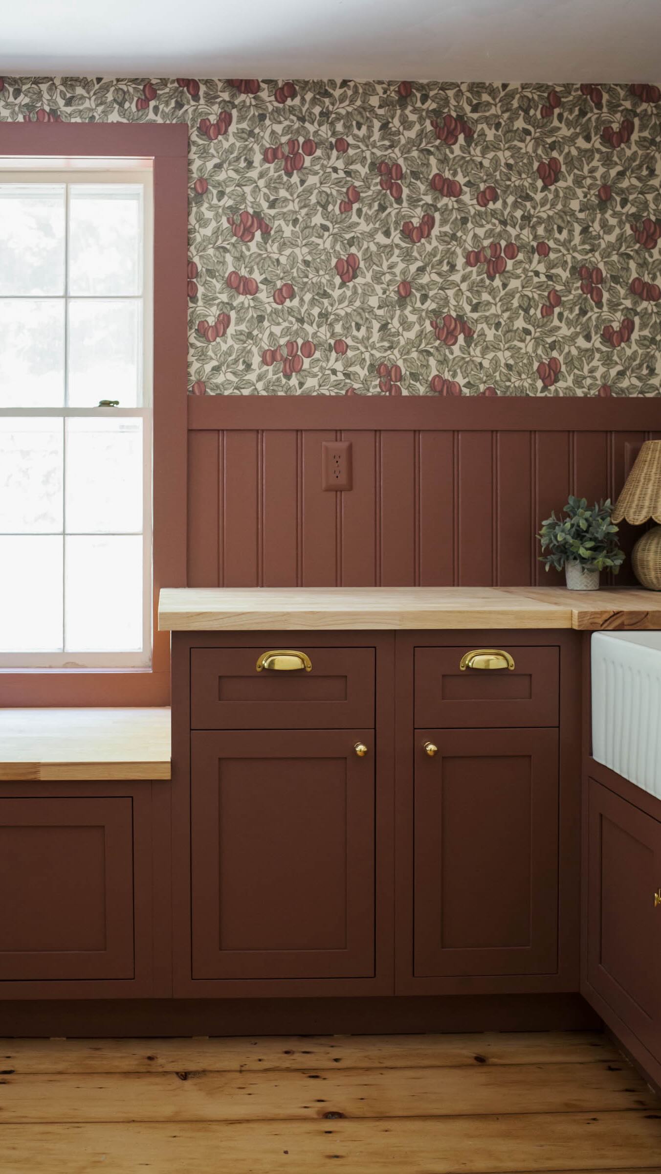 Instagram post by @dresscorilynn for Sandberg Wallpaper. Caption reads: When it’s finally wallpaper day! ✨
Designing our....