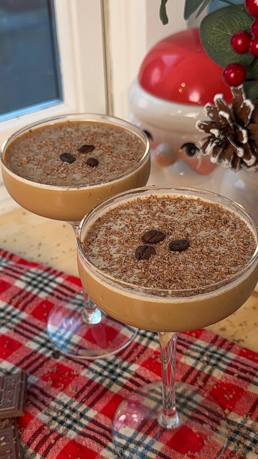 Instagram post by @munchiesbymallory for Hersheyland. Caption reads: chocolate espresso martini 🍫☕️

this drink is....