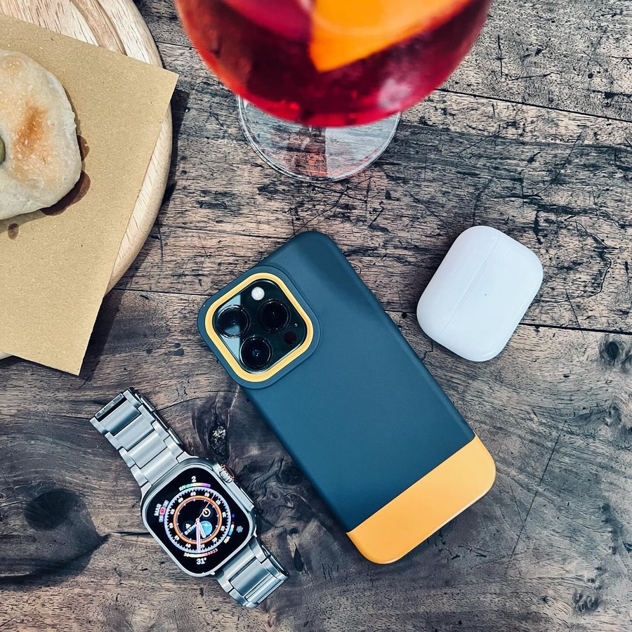 Instagram post by @gimmy_90 for Elago. Caption reads: [...] My combo for a relaxing weekend. Case....