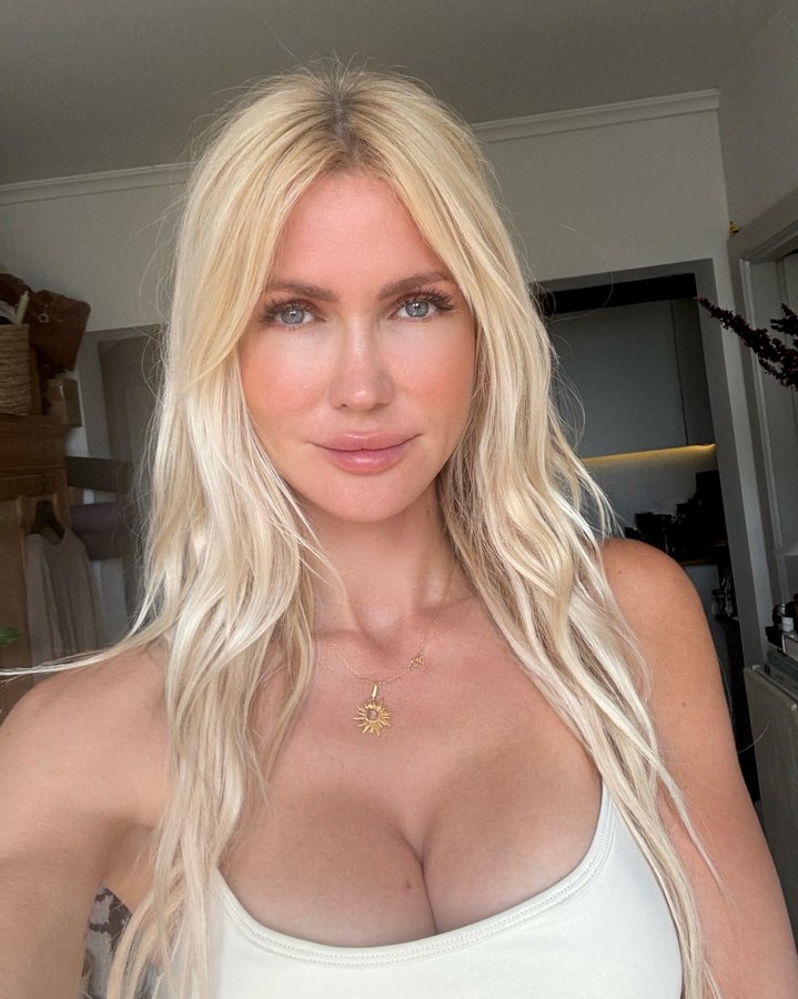 Instagram post by @vibekelentz for SOFIE SCHNOOR. Caption reads: // Sidste🌪️ inden ferie☀️☀️☀️
reklametags•.