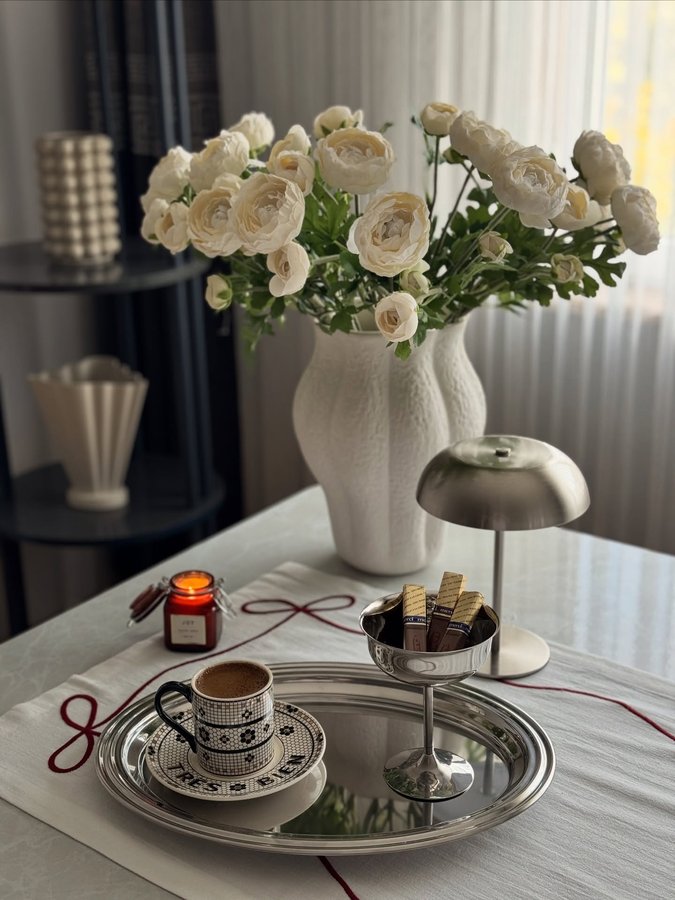 Instagram post by @hilalin__bloguu for Zara Home. Caption reads: ✨🤍

#reklam #bookstagram #booklover....