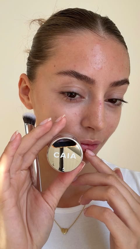 Instagram post by @izabellalovstad for CAIA COSMETICS. Caption reads: Reklame @caiacosmetics mitt holygrail produkt i....