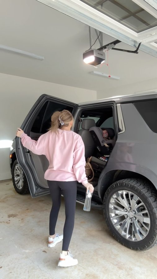 Instagram post by @courtneymoseley_ for Cirkul. Caption reads: Y’all know my Cirkul bottle has been my ride or....