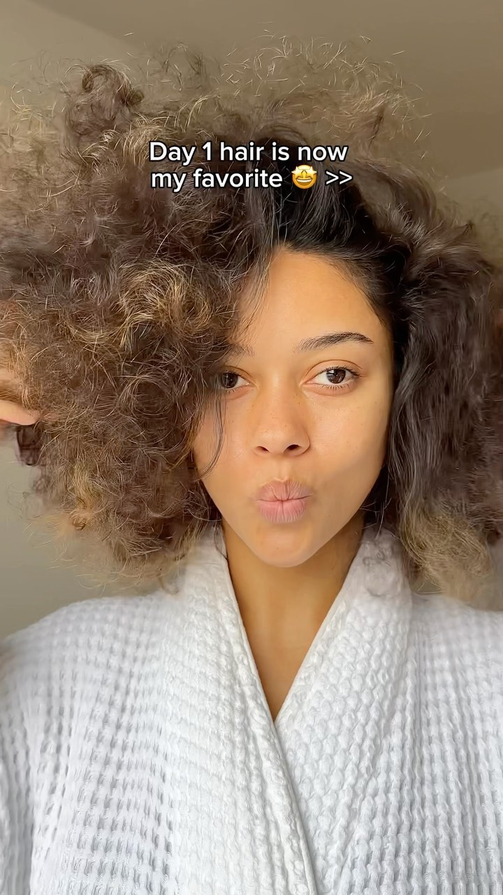Instagram post by @diaryoftroubledskin for functionofbeauty. Caption reads: Who knew day 1 hair can be my favorite if I found....