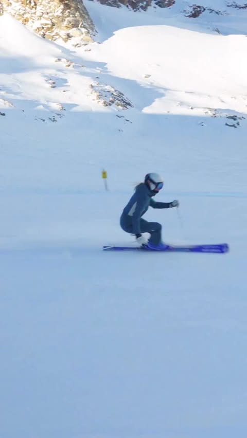 Instagram post by @ninagigele for Siroko. Caption reads: Looks hot. Works in –15°C.

Wearing @siroko does....