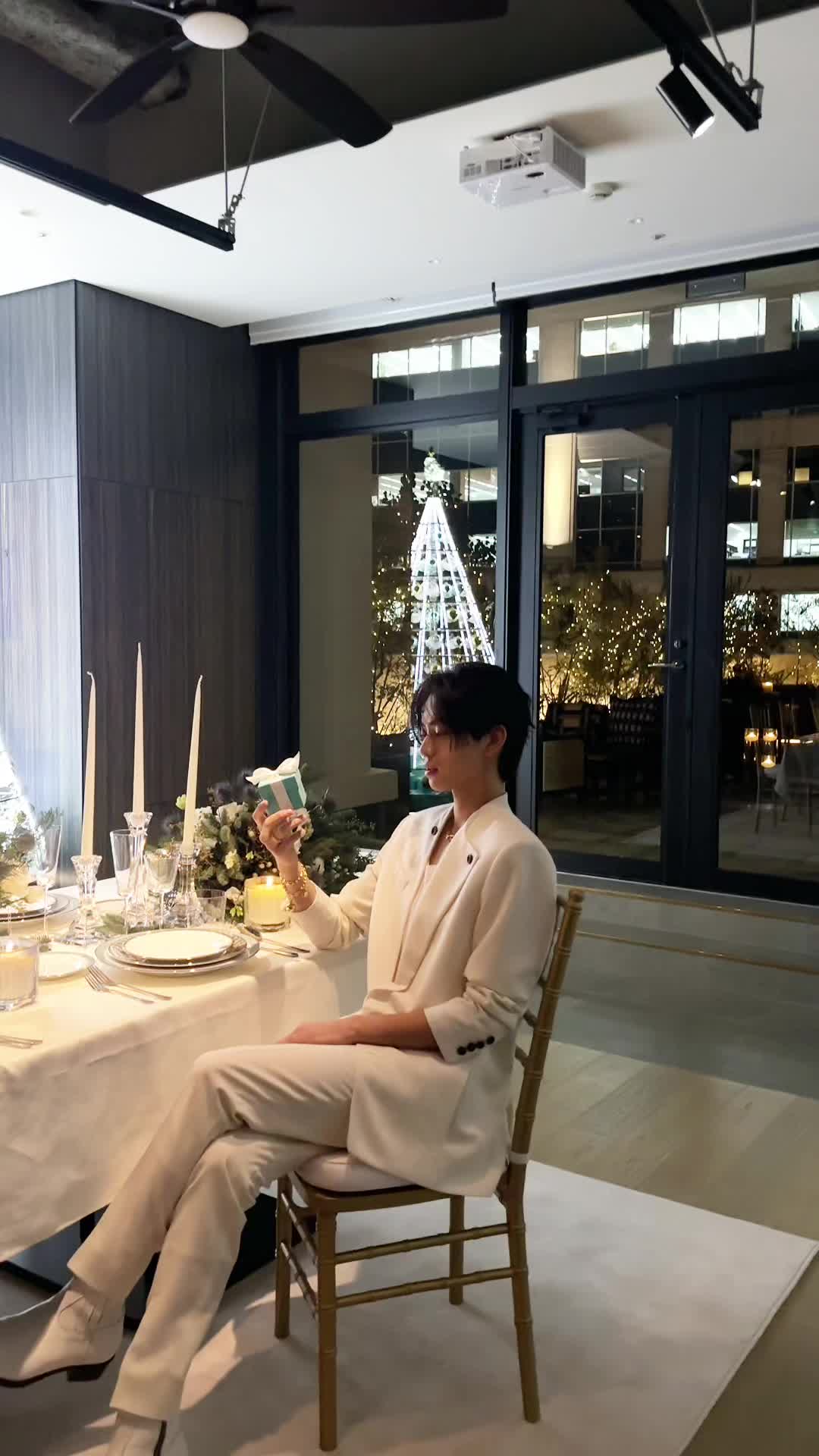 TikTok post by @yoji_0106 for Tiffany & Co.. Caption reads: @Tiffany&Co.  #TiffanyAndCo #ATiffanyHoliday ....