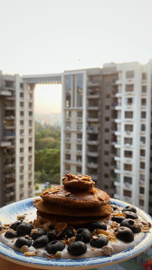 Instagram post by @dayummsayummm for foodstrong. Caption reads: [...] 𝚏𝚛𝚎𝚎? 

These pancakes are from....